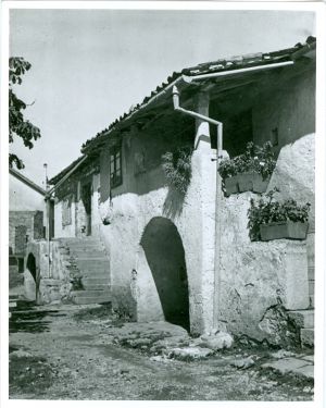 Kamena kuća s dvorištem