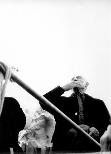 Pablo Picasso šalje pozdravni poljubac okupljenima