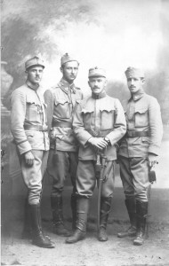 Slikar Bogumil Car (drugi slijeva) sa suborcima na vojnoj obuci u Karlovcu