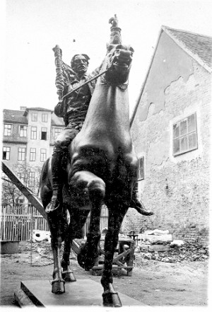 Konjanička figura za spomenik Palim Nišlijama
