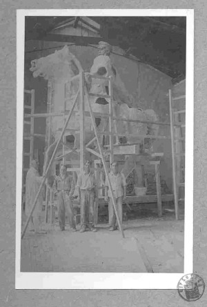 Izrada spomenika Jozefu Pilsudskom - sadreni model u atelieru