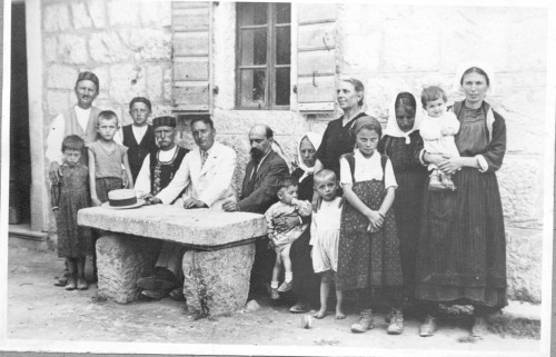 Ivan Meštrović sa bratom Pešom i rodbinom