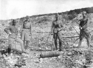 Austro-ugarski vojnici na slovenskoj fronti pored minske čahure, travanj 1917.