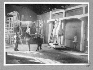 Izrada konja za spomenik Jozefu Pilsudskom prema živom modelu u atelijeru Antuna Augustinčića