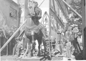 Spomenici kralju Petru i Aleksandru Karađorđeviću u procesu montaže ispred ljevaonice Umjetničke akademije u Zagrebu (ALU)