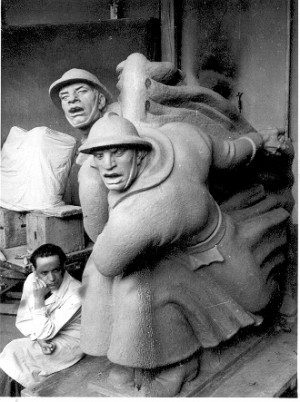 Kipar Augustinčić uz model figuralne grupe za Spomenik palim Šumadincima