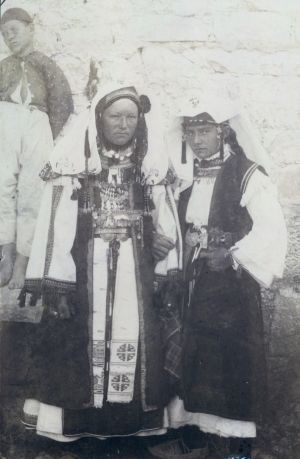 ''Selska mlada i divojka u misnom ruvu''