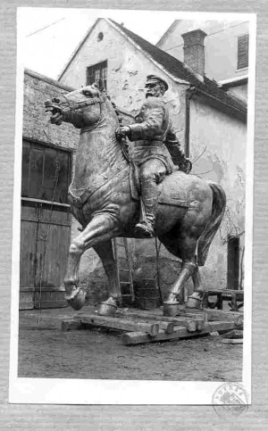 Spomenik Jozefa Pilsudskog u dvorištu ljevaonice ALU u Zagrebu