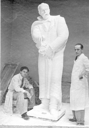 Antun Augustinčić, Vanja Radauš pored sadrenog odlijeva spomenika Petru Kočiću