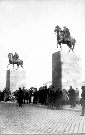 Spomenik kralju Petru i Aleksandru Karađorđeviću u Skoplju