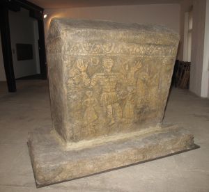 Stećak s likom vojvode i stiliziranim križem  / Nepoznat