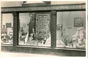 Uređenje Paviljona SHS na Međunarodnoj izložbi u Barceloni 1929. - velika vitrina u prostoriji Viktorije Eugenije, moderni umjetni obrt