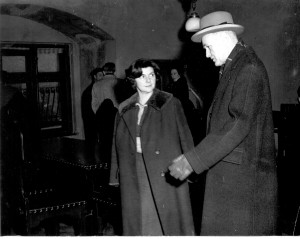 Vesna Barbić i George F.Kennan, ambasador SAD u Jugoslaviji, u Atelijeru Meštrović