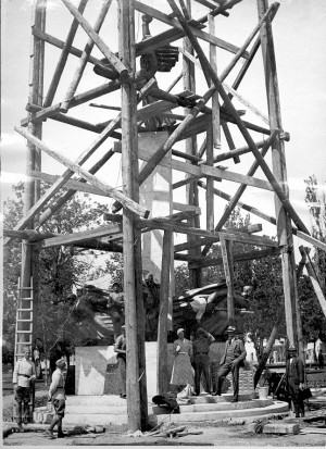 Montaža Spomenika palim Šumadincima u Kragujevcu