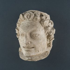 Ženska glava s vrpcom uvrh čela