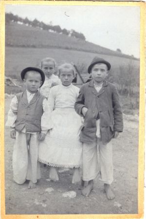 Seoska djeca u ljetnom odijelu