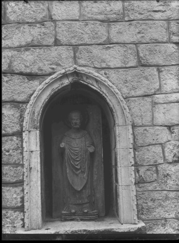 Crkva svete Barbare (Šibenik) : Sveti Nikola, reljef iznad portala, 15. st. (Bonino da Milano)