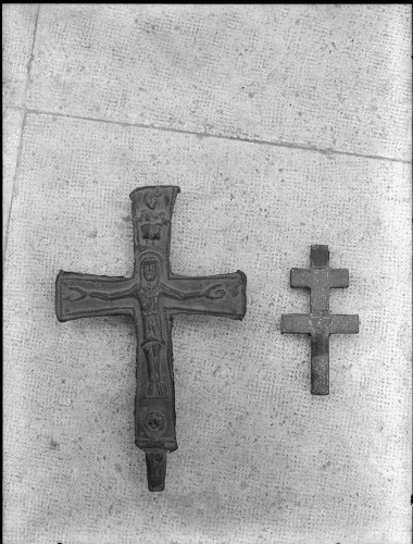 Riznica splitske katedrale (Split) : križ, avers, 8.-9. st.; križ dvostruki, avers, 12. st.