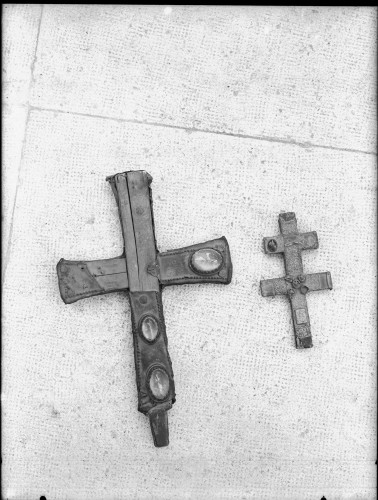 Riznica splitske katedrale (Split) : križ, revers, 8.-9. st.; križ dvostruki, revers, 12. st.