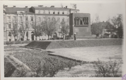 Tomislavov trg u Zagrebu, Postolje Spomenika kralja Tomislava, fotografirano 1945.