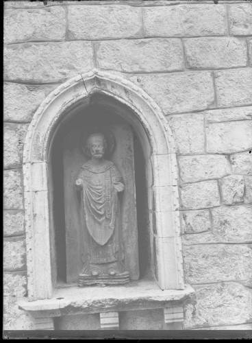 Crkva svete Barbare (Šibenik) : Sveti Nikola, reljef iznad portala, 15. st. (Bonino da Milano)