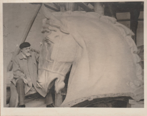 Robert Frangeš Mihanović uz sadreni model glave konja za Spomenik kralja Tomislava, oko 1930.