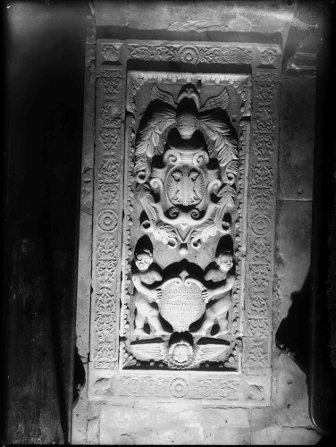 Katedrala Uznesenja Blažene Djevice Marije (sv. Dujma) (Split) : sjeverozapadna niša, nadgrobna ploča obitelji Capogrosso, 18. st.