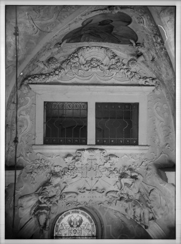 Crkva svete Katarine (Zagreb) : kapela svetog Franje Borgie, štuko-reljef nad ulazom, 1724. 