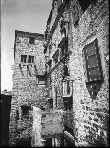 Samostan svetog Lovre (Šibenik) : stražnje pročelje samostana