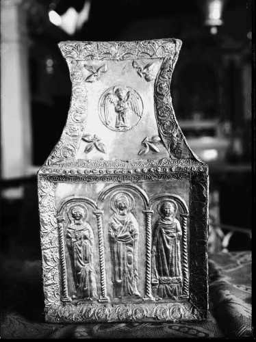 Riznica župne crkve sv. Anselma (Azela) (Nin) : relikvijar-bursa svetog Azela, Ambrozija i Marcele, prednja strana, 9 st.