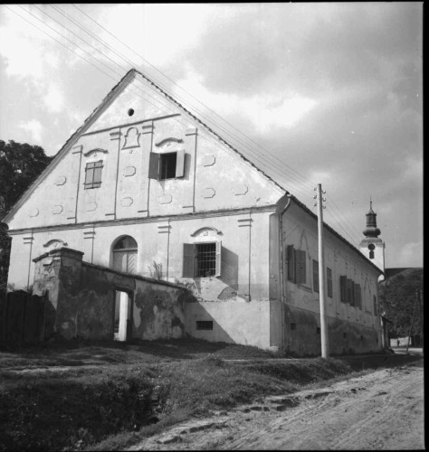 Župni dvor (Kutina) : pogled na bočno zabatno i glavno pročelje