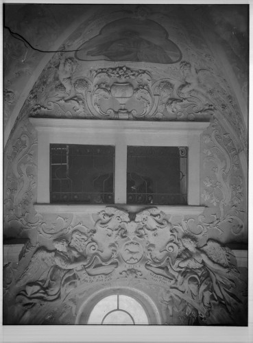 Crkva svete Katarine (Zagreb) : kapela svetih Apostola, štuko-reljef nad ulazom, 1724.? 