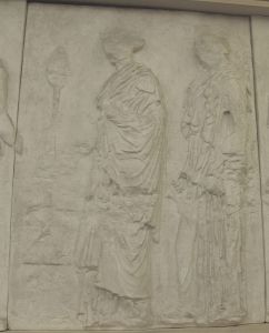 Dvije ženske figure, Partenon-istočni friz