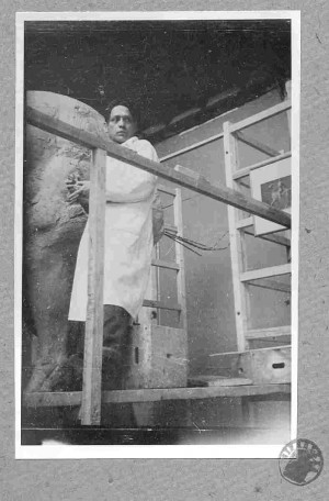 Kipar Antun Augustinčić u atelijeru pri izradi spomenika Jozefu Pilsudskom