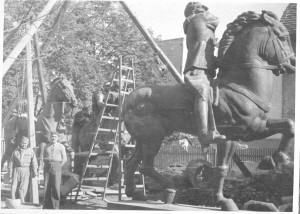 Spomenik kralju Petru i Aleksandru - montiranje u dvorištu ljevaonice Umjetničke akademije u Zagrebu (ALU)