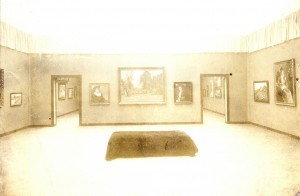 Detalj postava izložbe Hrvatskog društva umjetnosti