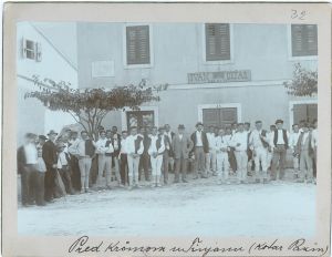 Pred krčmom u Tinjanu