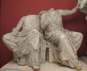 Demetra i Persefona (ili: Kora), detalj zabata Partenona  / Fidijina škola