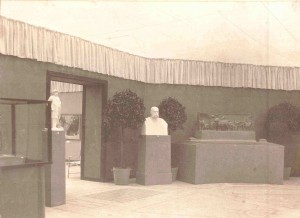 Detalj postava izložbe Hrvatskog društva umjetnosti