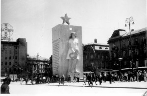 Kulisa za Spomenik bana Jelačića u Zagrebu, srpanj 1945. - za Kongres AFŽ