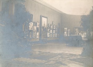 Detalj postava izložbe M. C. Medović, O. Iveković i drugovi