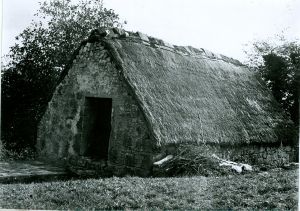 Kamena kuća sa slamnatim krovom
