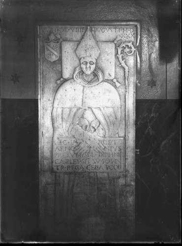 Crkve svetog Anselma (Azela) (Nin) : kapela Gospe od Zečeva (nekoć sv. Marcele), nadgrobna ploča biskupa Jurja Divnića (†1530.)