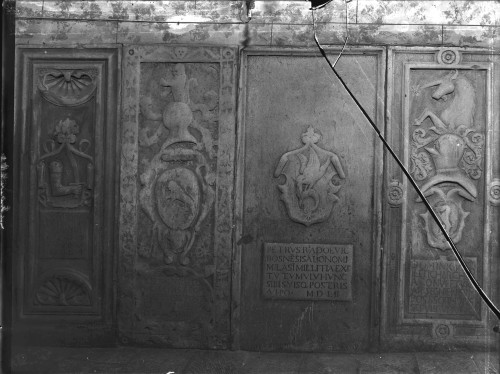 Crkva Svetog Franje (Senj) : nadgrobne ploče Jakova Suminića, 1556., Jurja Celovića, 1693., Petra Radoevića, 1552. i Dominika Miletića, 1641.