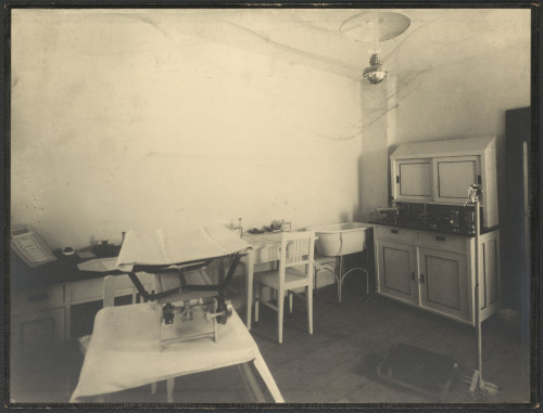 Unutrašnjost Zdravstvene pomoćnice u Šestinama 1923. godine