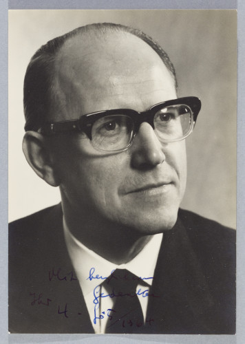 Fotoportret M. H. Götza s vlastoručnom posvetom Franji Kogoju