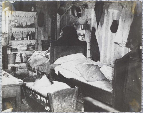 Zagreb 1924 - loši stanovi. Stan u barakama na Ciglani iza Vel. Gimnazije na Rooseveltovom trgu