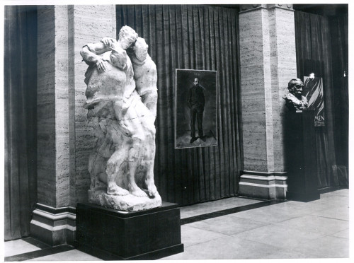 Izložba Jugoslavenske akademije znanosti i umjetnosti u čast četrdesetgodišnjice osnivanja Komunističke partije Jugoslavije - detalj postava