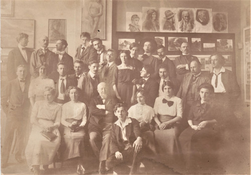 Profesor Rudolf Valdec s nekoliko generacija đaka Privremene više škole za umjetnost i umjetni obrt (od šk.god.1907/8. do 1911./12.)