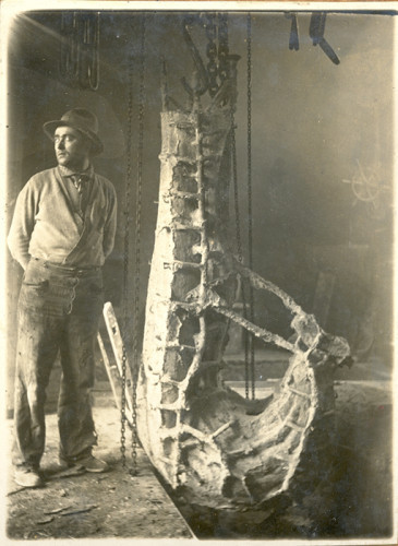 Ivan Meštrović: Priprema lijevanja dijela skulpture Indijanca za Spomenik Indijancima u Chicagu, na fotografiji ljevač Ivan Antolić